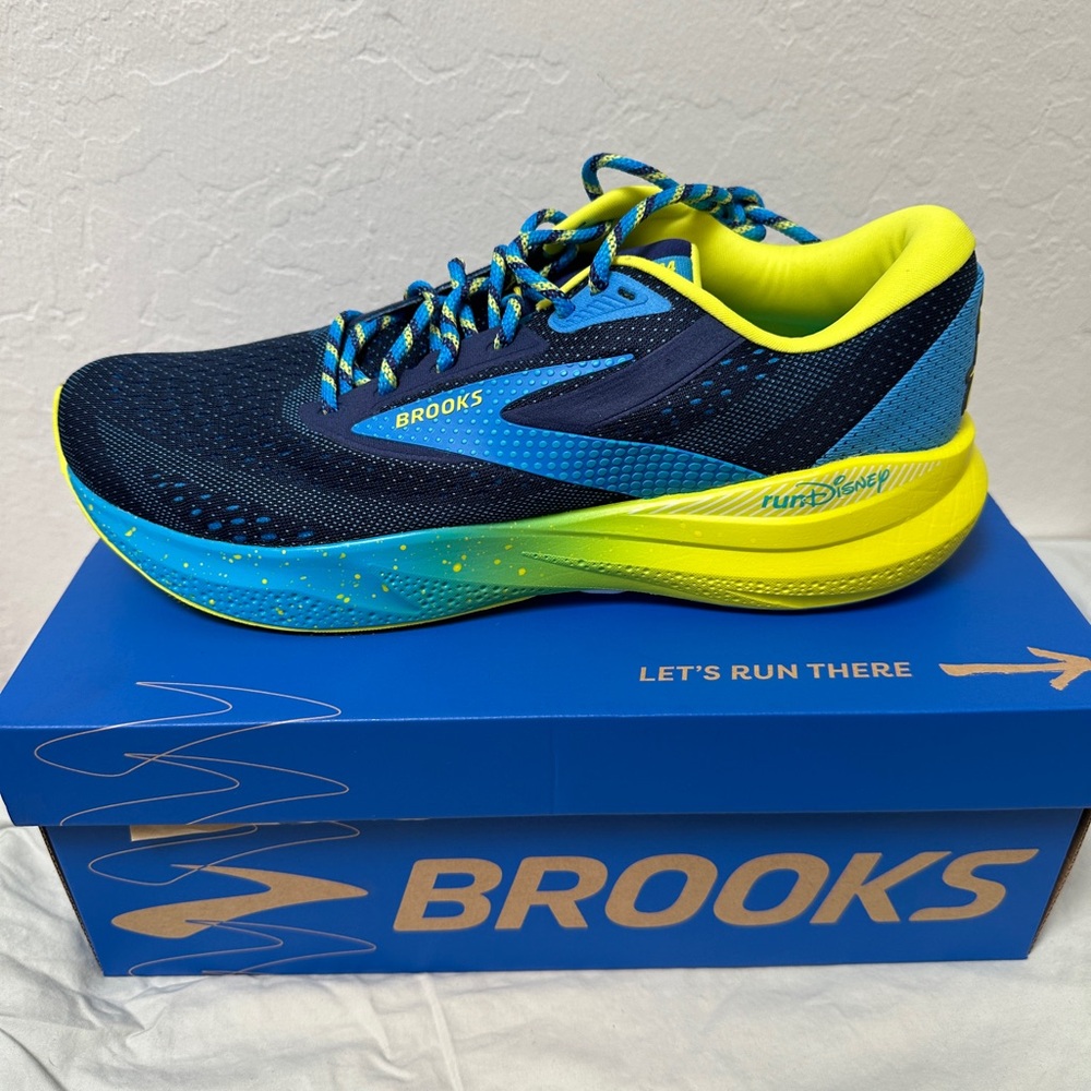 2025 Run Disney Brooks Mickey Mouse Adrenaline GTS 24 Men with running tags